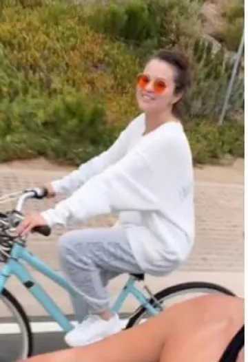 White Fox Make You Mine Sweat­pants worn by Selena Gomez on her Instagram Story on August 1, 2023