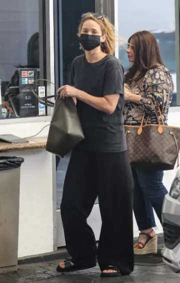 Birkenstock Arizona Sandalias de dos correas usadas por Jennifer Lawrence en Beverly Hills post el 1 de agosto de 2023