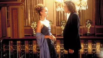 Vestido de graduación morado usado por Kat Stratford (Julia Stiles) en el vestuario de la película 10 Things I Hate About You