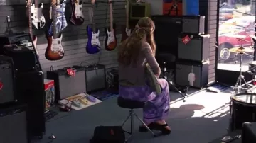 Falda morada de corbata y teñido usada por Kat Stratford (Julia Stiles) en la película 10 cosas que odio de ti