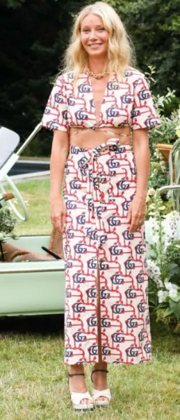 Jupe en coton Gucci Double G Anchor Print portée par Gwyneth Paltrow au dîner Goop, Gucci et Elizabeth Saltzman Hamptons le 15 juillet 2023