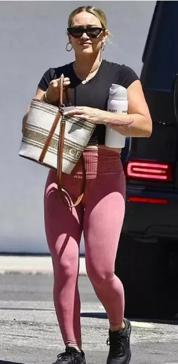 Gafas de sol de acetato de ojo de gato de Celine usadas por Hilary Duff en Studio City el 15 de julio de 2023