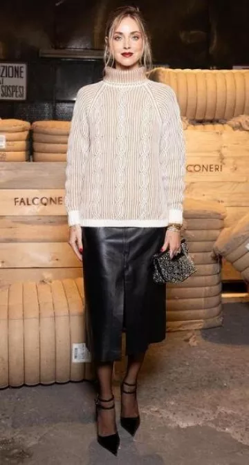 Salón Ferragamo con tacón contorneado usado por Chiara Ferragni en el evento Falconeri el 11 de octubre de 2023