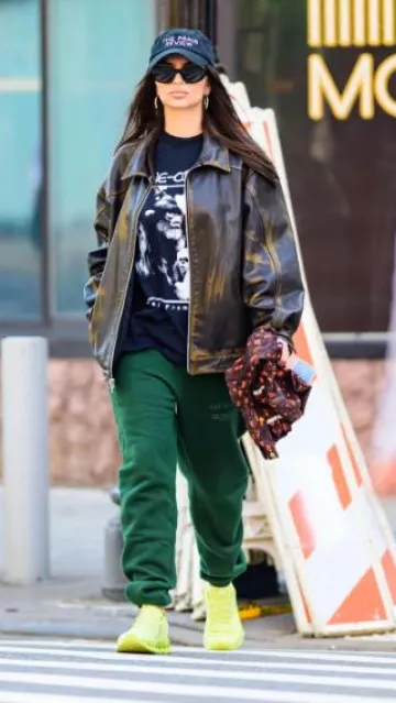 Chemise Online Ceramics Merch Stop Animal Testing portée par Emily Ratajkowski à New York le 11 octobre 2023