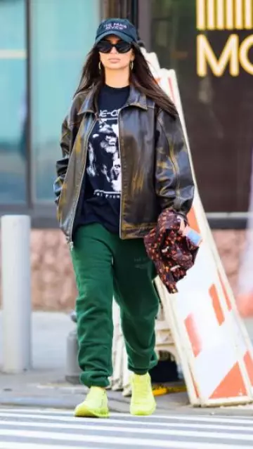 Chemise Online Ceramics Merch Stop Animal Testing portée par Emily Ratajkowski à New York le 11 octobre 2023