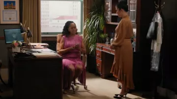 Producto Tory burch McGraw Tote usado por Lola Carmichael (Simone Missick) como se ve en All Rise (T03E14)