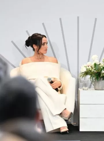 Sarah Hendler Pave Spear Tip Dangle Studs Boucles d’oreilles portées par Meghan Markle au festival de la Journée mondiale de la santé mentale le 10 octobre 2023