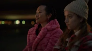 Pendientes de gota de osito de goma de Betsey Johnson usados por Rebecca Li (Jennifer Tong) como se ve en Fakes (S01E04)