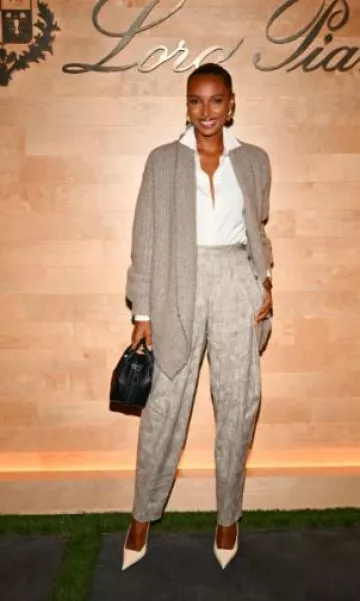 Zapatos de tacón Saint Laurent Kiss usados por Jasmine Tookes en el lanzamiento de la colección Loro Piana Cocooning el 10 de octubre de 2023