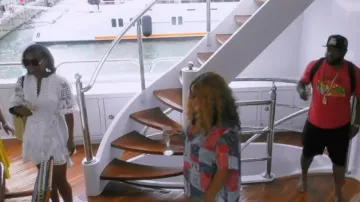 Minirobe en dentelle brodée Alexis vue dans Below Deck Mediterranean (S08E03)