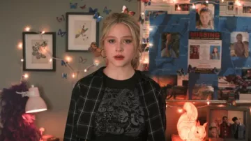 Camisa corta de algodón de H&M usada por Lexy Cross (Alyvia Alyn Lind) como se ve en Chucky (T03E02)