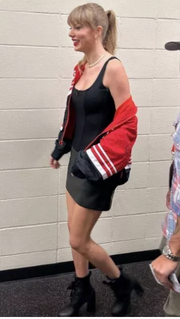 Wear by Erin Andrews Kansas City Chiefs Windbreaker worn by Taylor Swift at Chiefs Vs Broncos Game on October 12, 2023