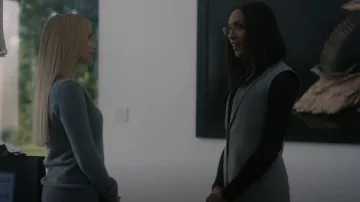 Chaleco a medida Burberry usado por Nicolette (Mj Rodriguez) como se ve en American Horror Story (T12E04)