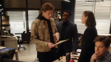 John Varvatos An­drew Truck­er Jack­et worn by Charlie Hudson (John Reardon) as seen in Hudson & Rex (S06E02)