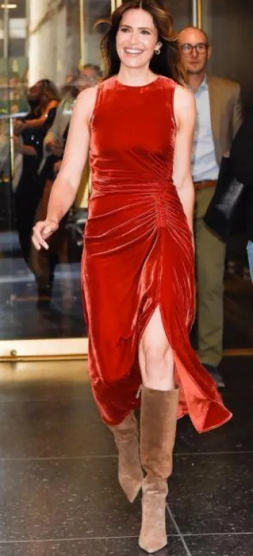 Ulla Johnson Cornelia Vestido midi de terciopelo fruncido sin mangas usado por Mandy Moore en Today Show 11 de octubre de 2023