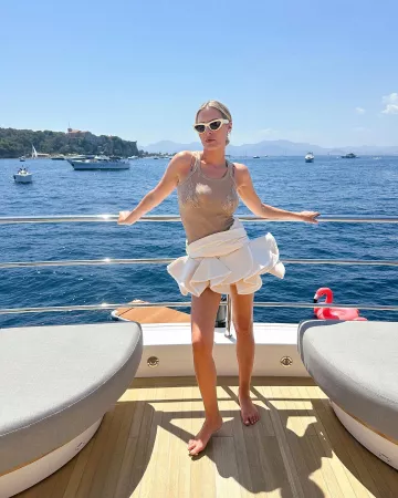 Jacquemus La Mini Jupe Artichaut Minijupe portée par Morgan Stewart sur son post Instagram le 14 juillet 2023