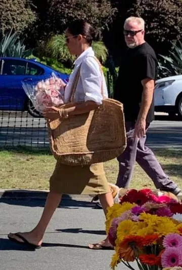 Linda Farrow Newman Lunettes de soleil portées par Meghan Markle au marché fermier de Montecito le 14 juillet 2023