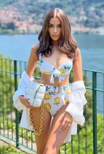 Bague de fiançailles personnalisée en diamant portée par Olivia Culpo sur sa publication Instagram le 13 juillet 2023