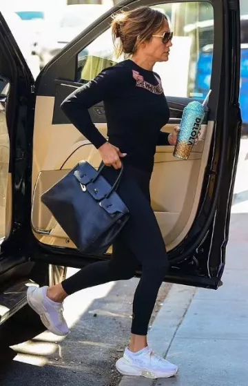 Zapatillas blancas Wolfe Sprint desnudas usadas por Jennifer Lopez en Los Ángeles el 13 de julio de 2023