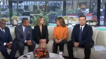 Blazer de gabardina con mangas abullonadas de Michael Kors usado por Savannah Guthrie visto en Today el 11 de octubre de 2023