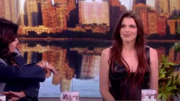 Vestido de fuego de Dilara Findikoglu usado por Julia Fox como se ve en The View el 11 de octubre de 2023