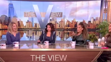 Cinq A Sept Celie Chaqueta vaquera bicolor usada por Ana Navarro como se ve en The View el 11 de octubre de 2023