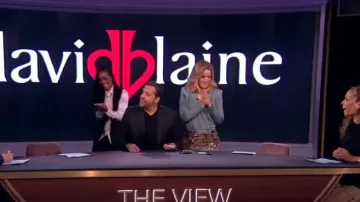 Falda de lentejuelas florales de Vince Begonia usada por Sara Haines como se ve en The View el 12 de octubre de 2023