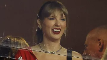 Necklace chain worn by Taylor Swift at the Oct. 12, 2023 Kansas City Chiefs game