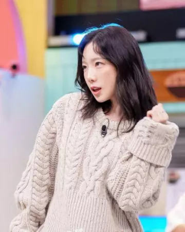 Jersey clásico bajo de punto trenzado acanalado usado por Taeyeon en Amazing Saturday el 7 de octubre de 2023