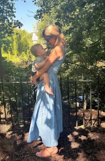 Robe Doen Emmaretta portée par Nicky Hilton sur Rothchild Instagram Post le 12 juillet 2023
