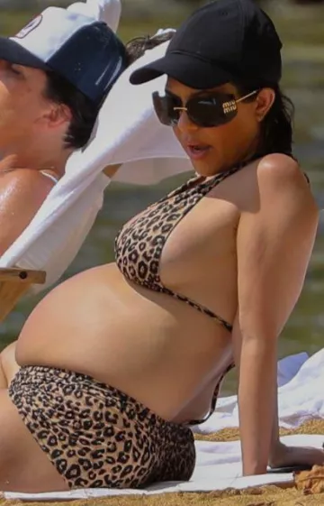 Inamorata Oceanside Short porté par Kourtney Kardashian à Hawaii le 11 juillet 2023