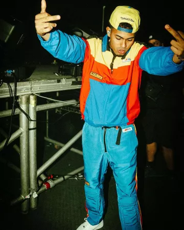 Mitchell & Ness Denver Nuggets Yellow & Rainbow Logo Snapback porté par Myke Towers sur le compte Instagram @myketowers