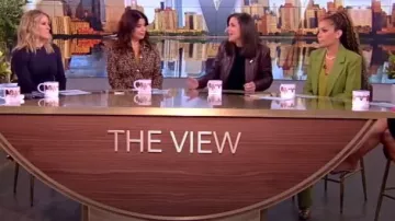 Pantalones rectos a medida de Victoria Beckham usados por Sunny Hostin como se ve en The View el 13 de octubre de 2023
