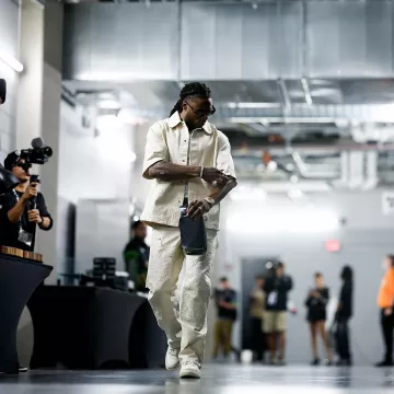 Prada Eyewear Black Rectangle Symbole Lunettes de soleil portées par Davante Adams sur le compte Instagram @taeadams