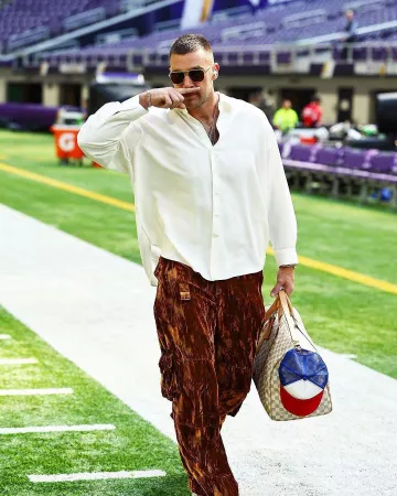 Gafas de sol Bottega Veneta Gold & Brown Pilot usadas por Travis Kelce en la cuenta de Instagram @killatrav