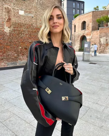 Blusón de cuero Ferragamo usado por Chiara Ferragni en su publicación de Instagram el 13 de octubre de 2023