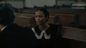 Maje Rimandal Knit Mesh Mini robe portée par Lenore (Kyliegh Curran) vue dans The Fall of the House of Usher (S01E01)