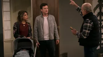 R13 Cárdigan largo desgastado floral usado por Eve (Jess Salgueiro) como se ve en Frasier (S01E01)