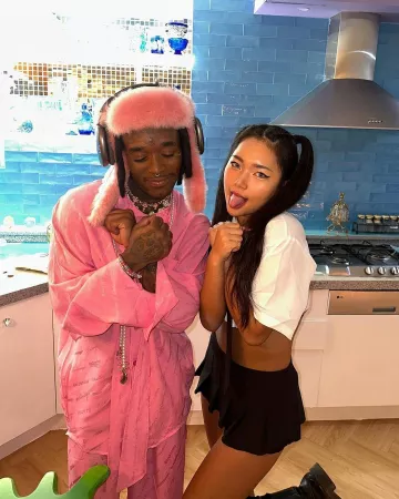 Camisa de seda rosa con logotipo Allover de Balenciaga usada por Lil Uzi Vert en la cuenta de Instagram @liluzivurt