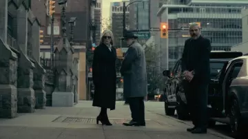 Abrigo Mackage Mai usado por Madeline Usher (Mary McDonnell) como se ve en La caída de la Casa Usher (T01E01)