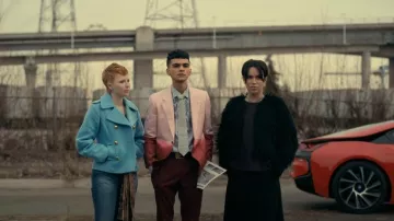 Blazer de Alexander McQueen Dip Dye usado por Perry Usher (Sauriyan Sapkota) como se ve en The Fall of the House of Usher (T01E02)