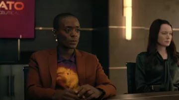 Dries Van Noten Purple Len Lye Edition Satin Printed Short Sleeve Shirt porté par Victorine LaFourcade (T’Nia Miller) comme on le voit dans La Chute de la maison Usher (S01E04)