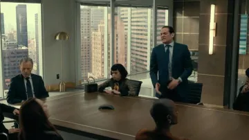 Valentino Garavani Sac à bandoulière en cuir clouté porté par Juno (Ruth Codd) vu dans La Chute de la maison Usher (S01E04)