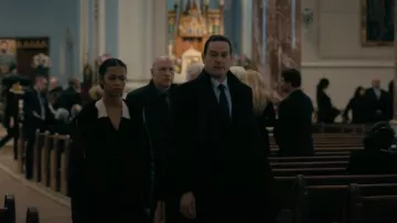 Sandro Lauralie Maxi Robe à col en V portée par Lenore (Kyliegh Curran) vue dans La Chute de la maison Usher (S01E05)