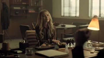 Akris Punto Robe en crêpe à dents de chien portée par la jeune Madeline (Willa Fitzgerald) vue dans La Chute de la maison Usher (S01E05)