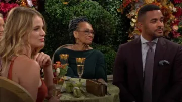 Betsy & Adam Drape Sleeves Trumpet Evening Gown usado por Mamie Johnson (Veronica Redd) como se ve en The Young and the Restless el 9 de octubre de 2023