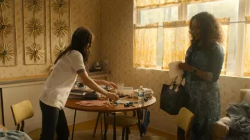 L'agence Janelle Slim Chaqueta Raw-Edge usada por Kam (Merrin Dungey) como se ve en Shining Vale (T02E01)