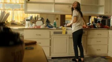 Sabobots Birkenstock Boston Suede portés par Patricia 'Pat' Phelps (Courteney Cox) comme on le voit dans Shining Vale (S02E01)