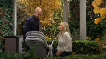 Boléro de mélange de cachemire orné de paillettes d’automne porté par Abby Newman (Melissa Ordway) comme vu dans The Young and the Restless le 11 octobre 2023