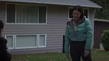 Moncler Bar­nadette Down Puffer Jack­et worn by Margot Stokes (Isa Briones) as seen in Goosebumps (S01E01)